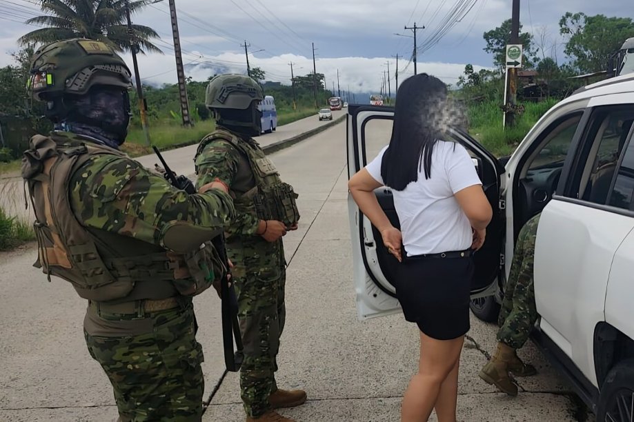 Militares del Ejército Ecuatoriano en operativo Camex en Tena, Napo, donde capturaron a mujer con dinero sin justificación