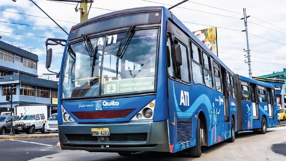 Unidad del sistema Trolebús en Quito durante instalación de equipos para paradas cerradas Trolebús y Ecovía