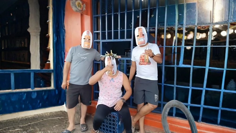 Jóvenes con máscaras de botella de cerveza que se identifican como cervecerians en video viral de TikTok