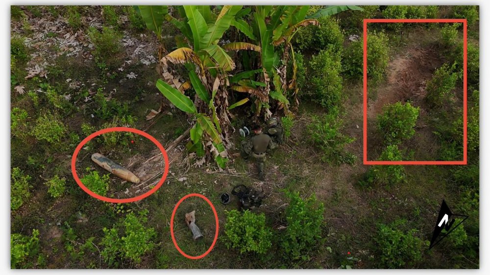 Militares colombianos inspeccionan el área donde se halló la bomba en la frontera Colombia Ecuador, río San Miguel, Putumayo 2026