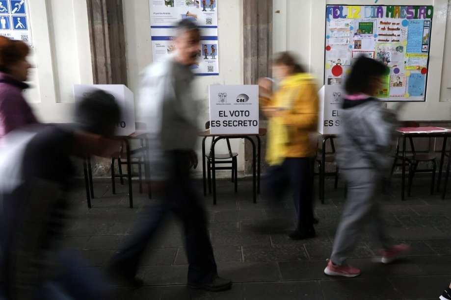 Ciudadanos votando en Ecuador durante elecciones seccionales, adelanto de votaciones en Ecuador