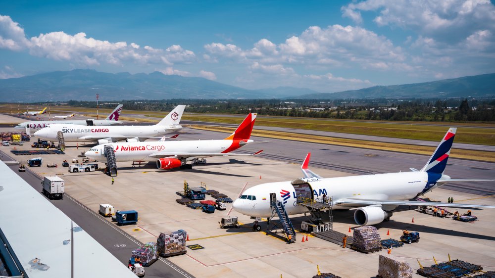 Área de carga del Aeropuerto Mariscal Sucre de Quito durante la escasez de combustible de avión en Ecuador