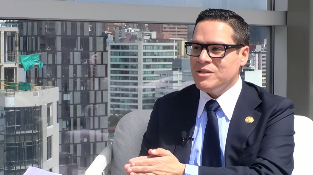 Fajos de billetes hallados en operativo UAFE, millón de dólares en caja fuerte Quito