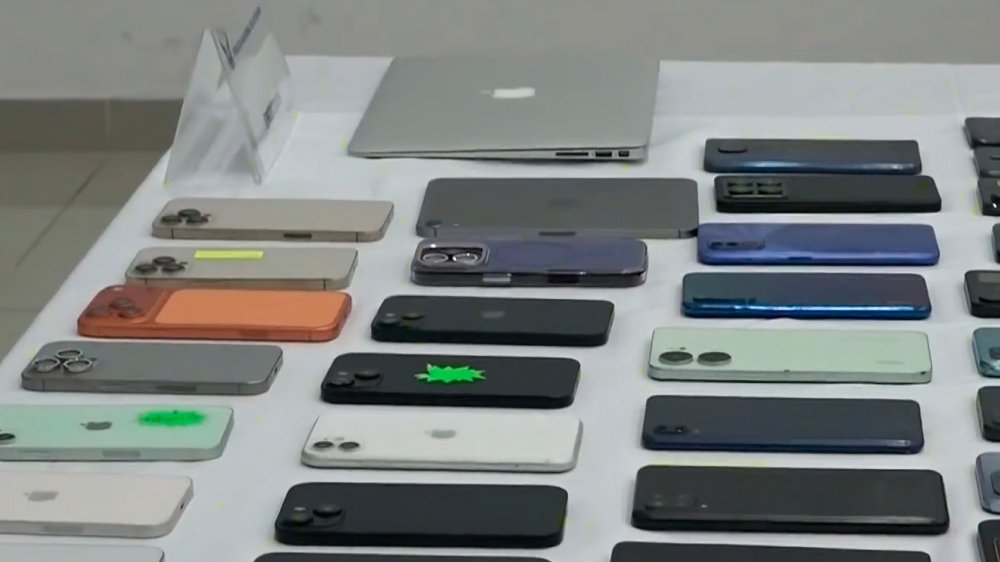Celulares robados recuperados en operativo policial en el Centro Comercial Montúfar, Quito, marzo 2026
