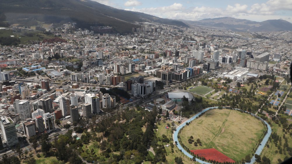 Vista aérea del parque La Carolina, sede de un Puesto de Mando Operativo en Quito 2026