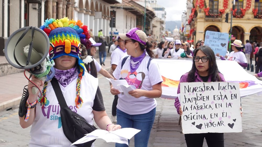 Mujeres marchando en Cuenca durante el Día de la Mujer, marchas Día de la Mujer Ecuador 2026