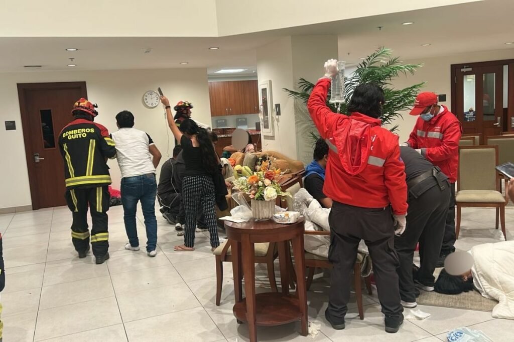 Equipos de emergencia brindando atención a personas afectadas por intoxicación alimentaria en Quito.