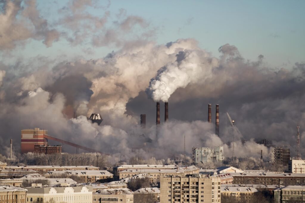 Ciudad con smog en el horizonte, reflejando la crisis de calidad del aire en áreas urbanas.