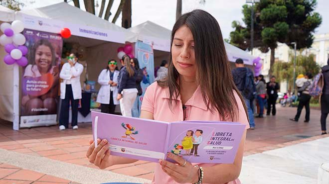Representación gráfica de la Libreta Integral de Salud actualizada, destacando su enfoque en el curso de vida para el bienestar materno-infantil.