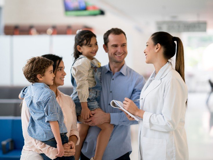 Médico explicando a un paciente la importancia de una dieta saludable para el planeta y su bienestar personal.
