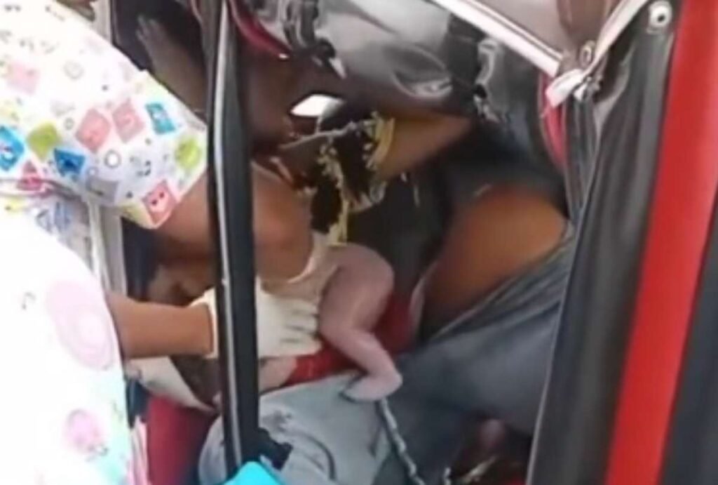 Madre y recién nacido siendo asistidos tras un parto de emergencia ocurrido en una tricimoto a las afueras de una casa de salud.