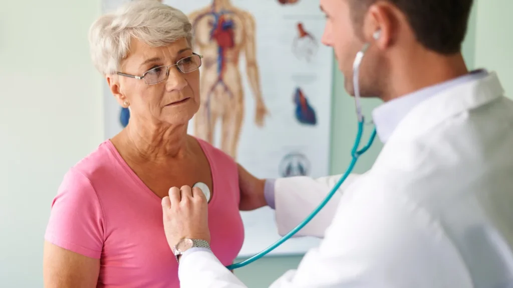 Mujer realizando ejercicio al aire libre, simbolizando la prevención de enfermedades cardiovasculares.