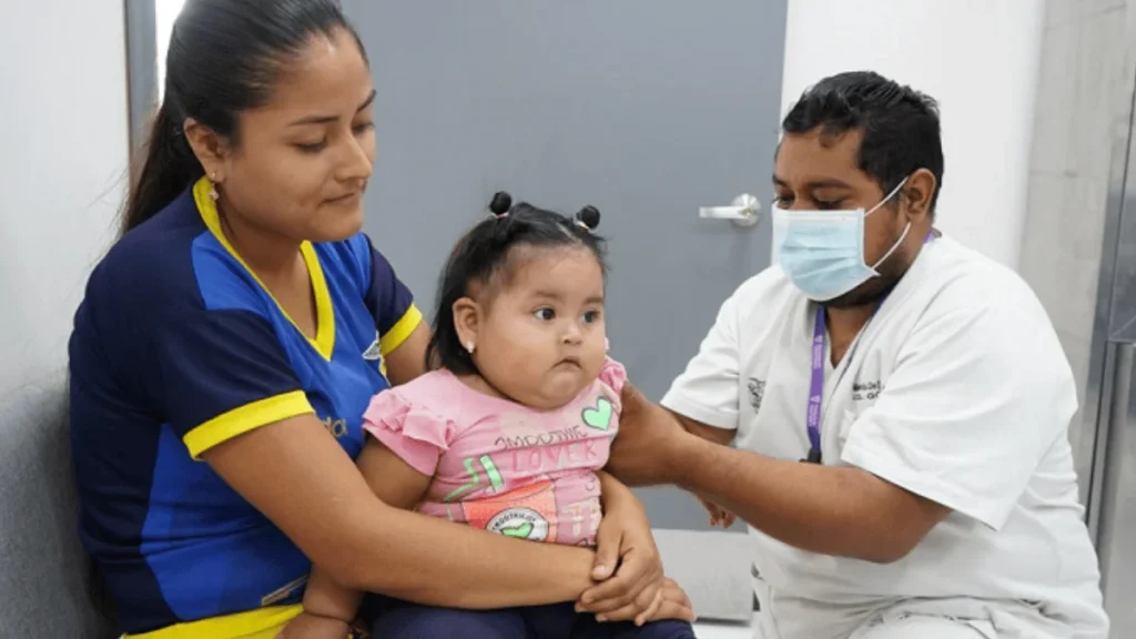 Niña recibiendo la vacuna contra el sarampión en un centro de salud en Ecuador