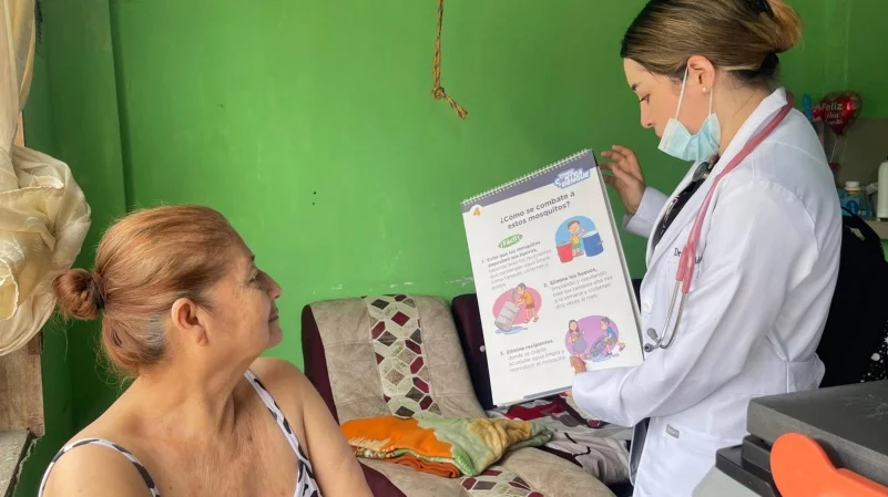 ersonal de salud realizando fumigación para el control del mosquito Aedes aegypti en Quevedo, combatiendo el dengue.