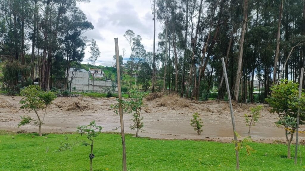 ríos de Cuenca se desbordan