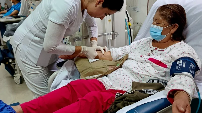 Persona realizando un chequeo médico para la prevención de enfermedades renales