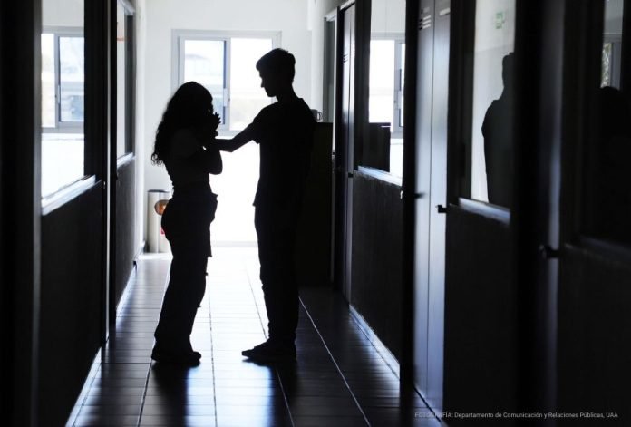 Persona interactuando con amigos en un ambiente social positivo, promoviendo la salud mental y emocional.