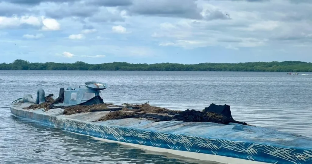 Semisumergible con combustible decomisado por la Armada del Ecuador en la provincia de Esmeraldas.