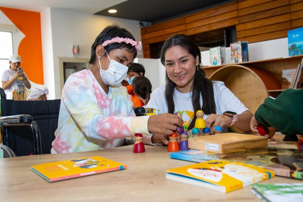 Voluntarios de Nobis en Acción siendo premiados por generar un impacto social en Ecuador en áreas vulnerables.
