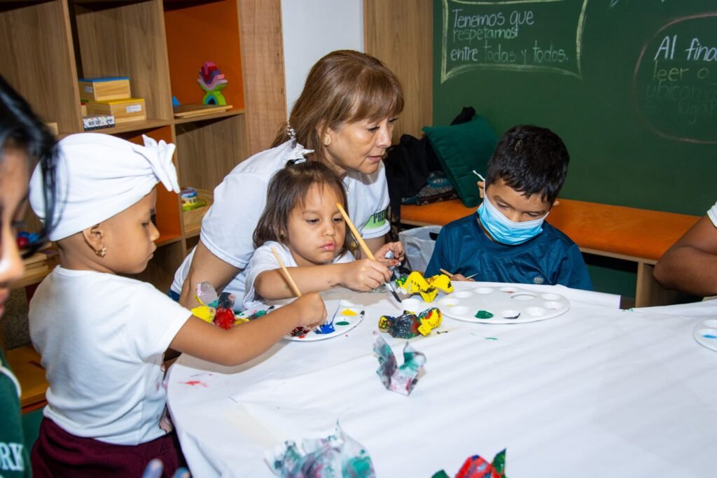 Voluntarios de Nobis en Acción siendo premiados por generar un impacto social en Ecuador en áreas vulnerables.