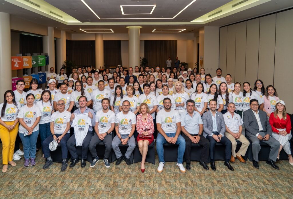 Voluntarios de Nobis en Acción siendo premiados por generar un impacto social en Ecuador en áreas vulnerables.