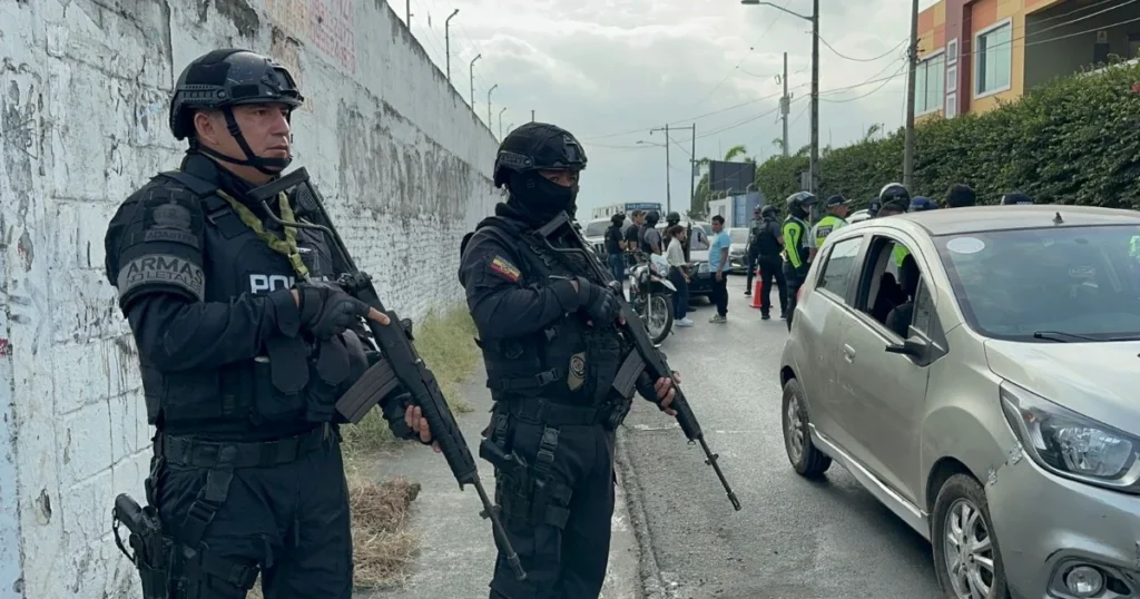 Operativos en Quito con detenidos por microtráfico, robo al estilo bujiazo y autopartes