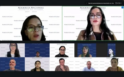 Niños sonriendo mientras participan en una actividad educativa sobre salud mental.