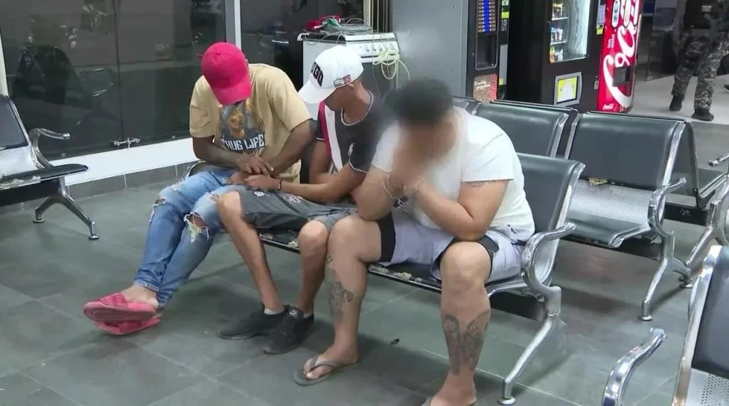 Alias Wiwi capturado en Guayaquil durante allanamiento con armas, droga y municiones incautadas