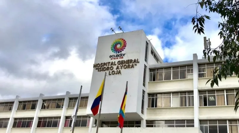 achada del Hospital Isidro Ayora en Loja, símbolo de la atención médica en la región.