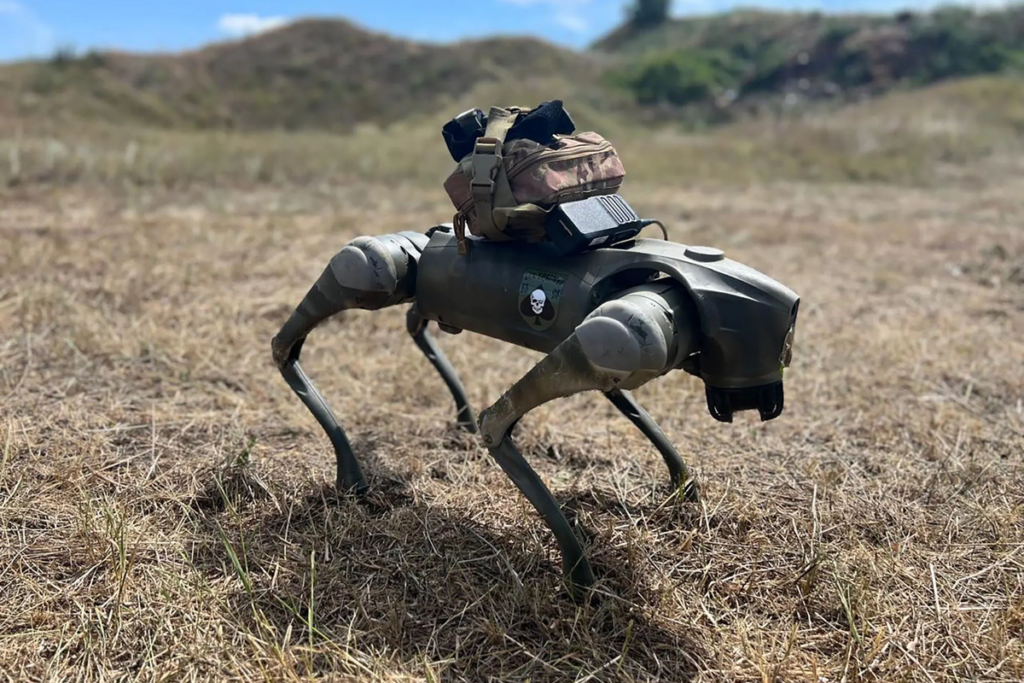 Despliegue de vehículos terrestres no tripulados y robots militares en Ucrania capturando una trinchera.