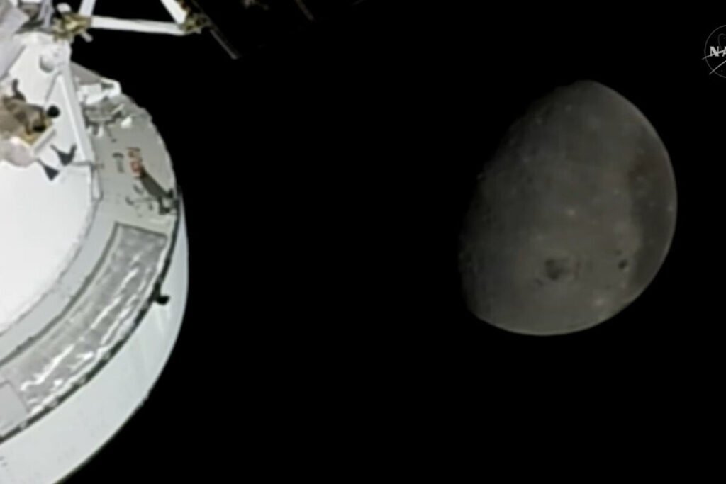 Nave espacial Orión con cámaras GoPro en Artemis II instaladas en sus paneles solares capturando la Luna.