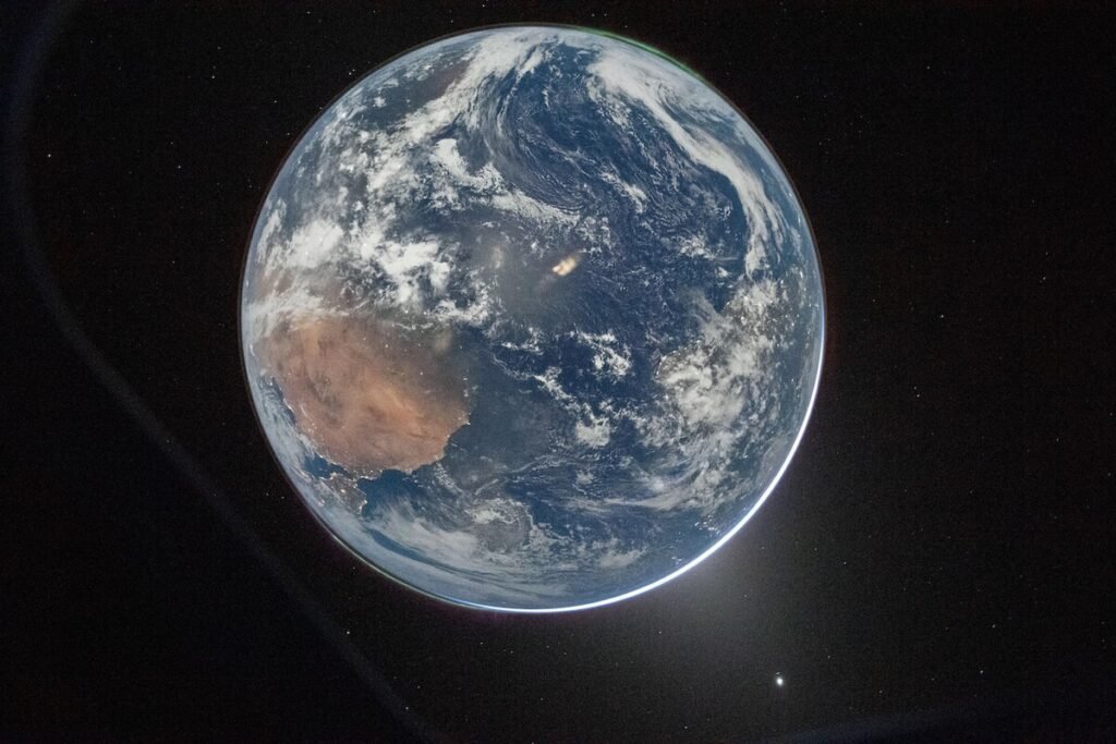 Vista nocturna de nuestro planeta con auroras boreales capturada en las Artemis II fotos de la Tierra por la NASA.