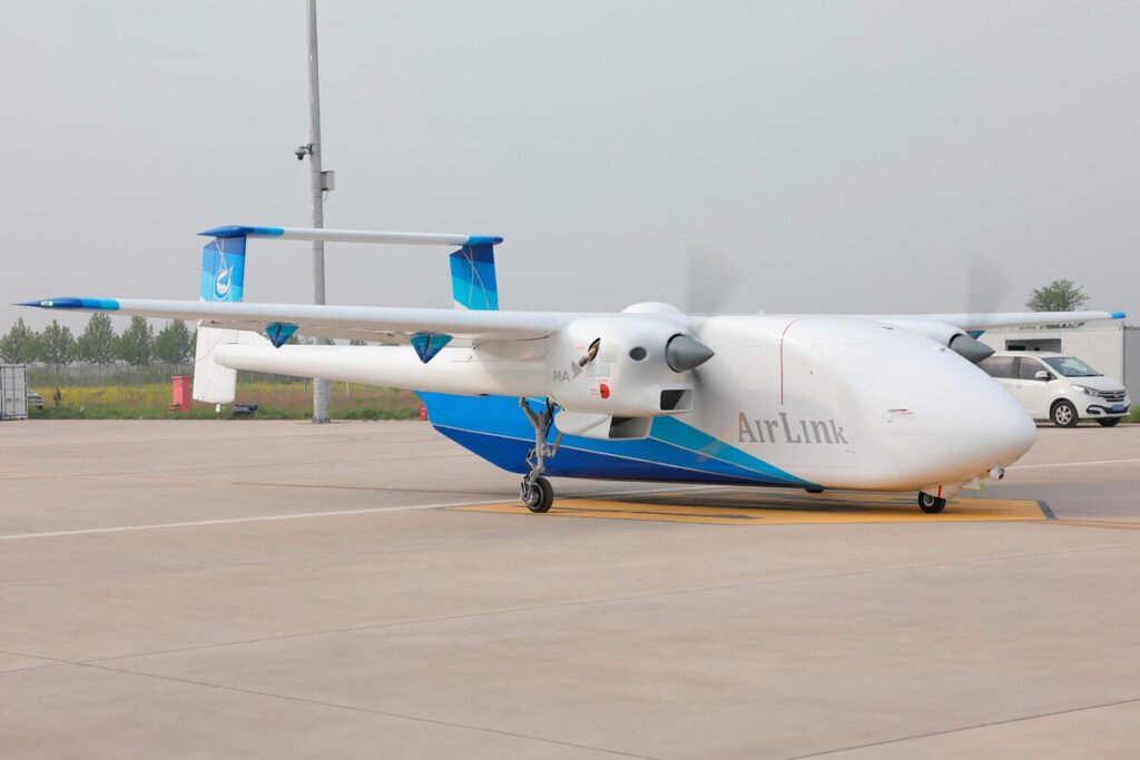 El sistema de transporte de carga no tripulado HH-200 despegando durante su exitosa prueba en Shaanxi.