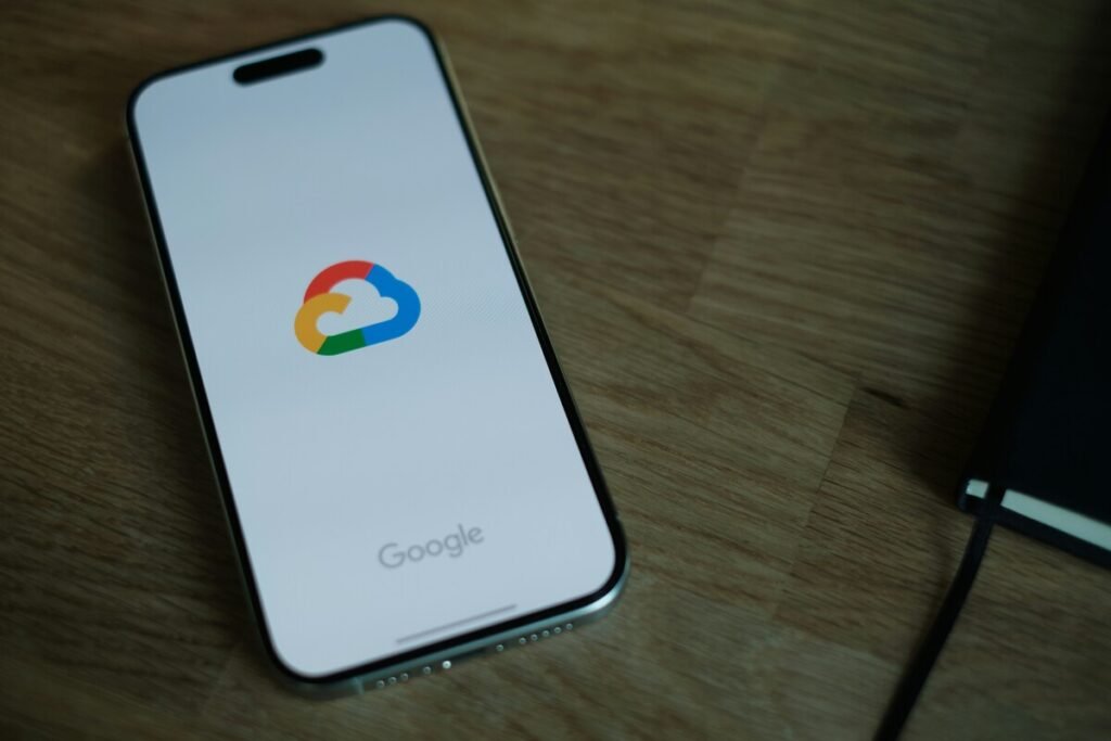 Usuario gestionando el almacenamiento gratuito de Google en Gmail para liberar espacio en 2026.