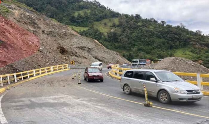 Equipos de emergencia y Policía atendiendo el siniestro en la vía Papallacta – Pifo que involucró a un camión.