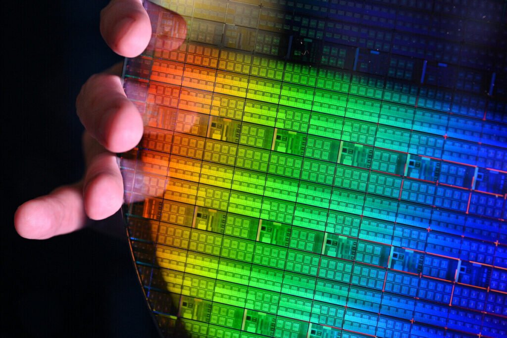 Instalación de sala limpia para la fabricación de chips cuánticos mediante tecnología CMOS avanzada.