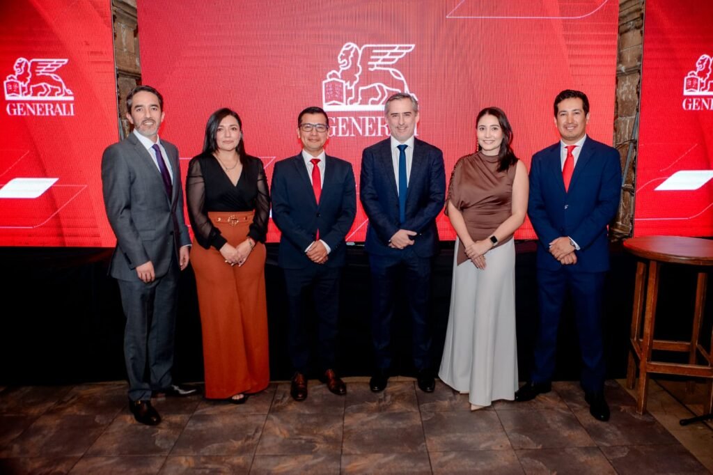 Equipo directivo de Generali Ecuador inaugurando la oficina de Generali en Ambato.
