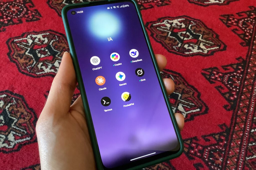 Interfaz de smartphone configurando una IA en local en mi móvil mediante la app PocketPal AI para uso privado.
