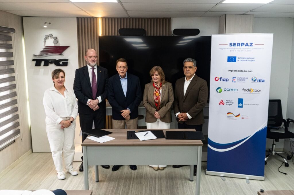 Firma del convenio de seguridad logística en las oficinas técnicas del Terminal Portuario de Guayaquil.