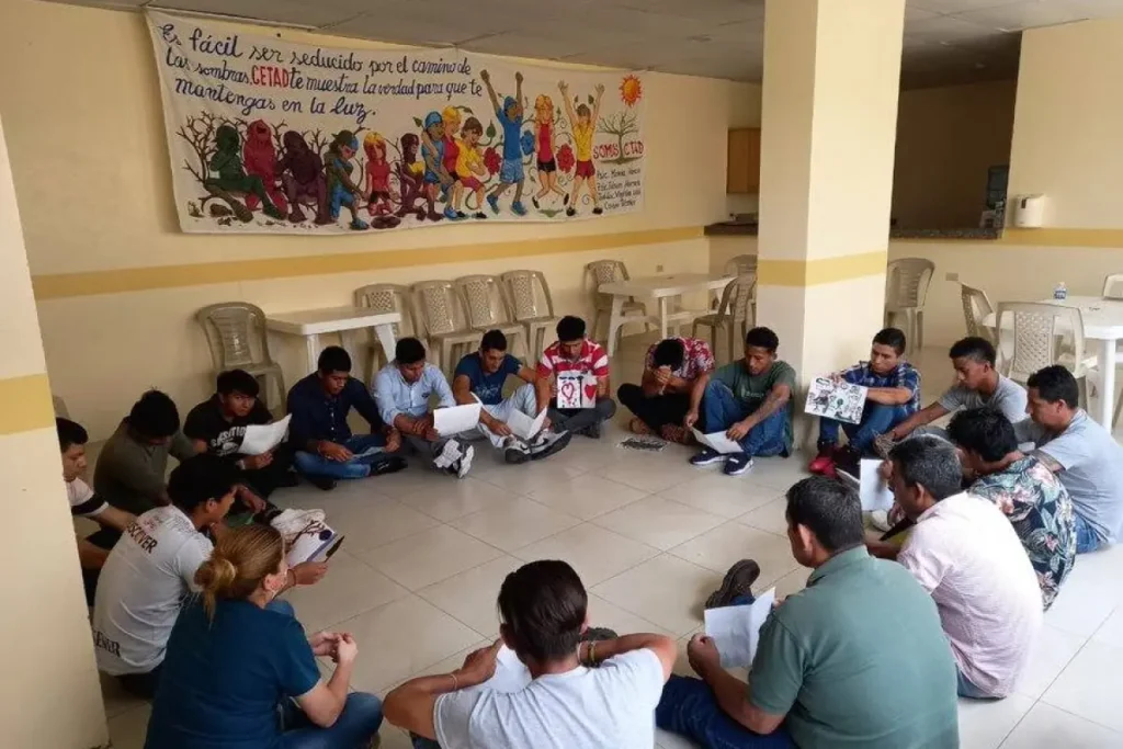Joven adulto preocupado buscando ayuda profesional para su salud mental en Portoviejo.