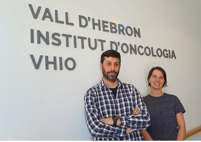 Científicos analizando muestras de ADN en laboratorio, investigando la relación entre el exposoma y el cáncer colorrectal en jóvenes.