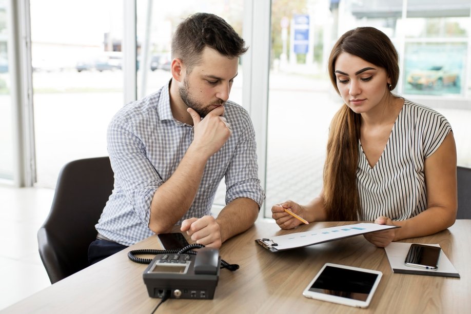 Persona revisando presupuesto personal aplicando estrategias de ahorro en Ecuador