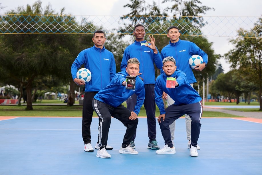 Jugadores de la Liga Nacional de Ecuavóley con productos Herbalife en cancha ecuatoriana