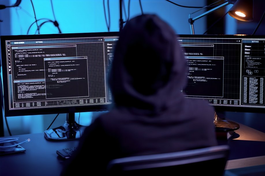 Persona revisando su celular con alerta de fraude digital en Ecuador — ciberseguridad financiera