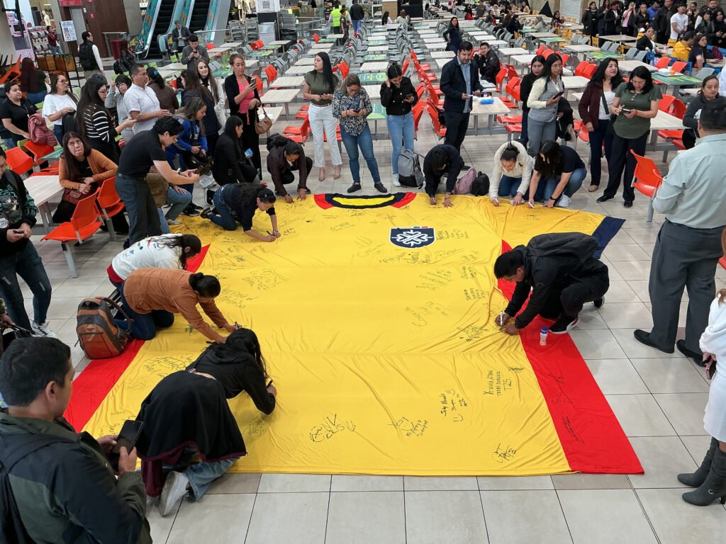 visitantes firmando camiseta de la selección en Ciudad Comercial El Recreo
