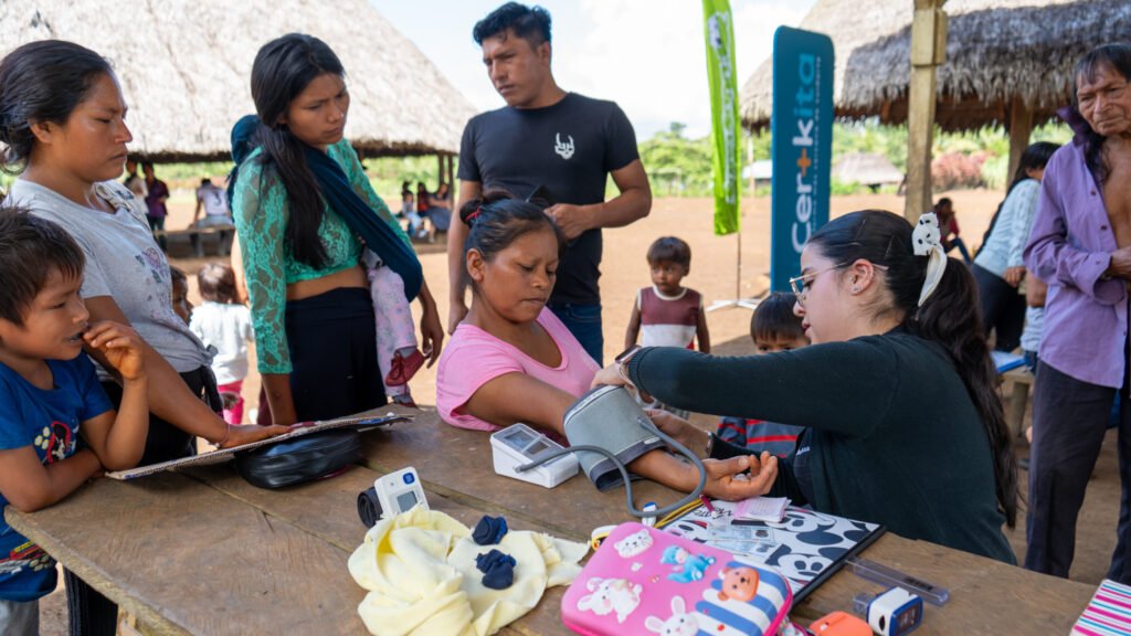 Personal de MMhealth realizando evaluaciones nutricionales durante las brigadas médicas en Taisha.