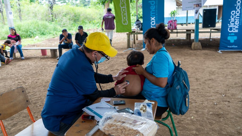 Personal de MMhealth realizando evaluaciones nutricionales durante las brigadas médicas en Taisha.