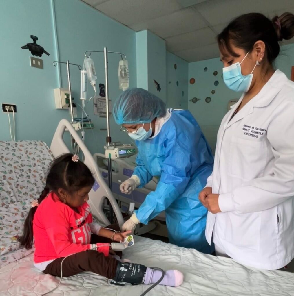 Paciente infantil recibiendo infusión de medicamento en el Hospital Homero Castanier de Azogues, simbolizando la continuidad terapéutica