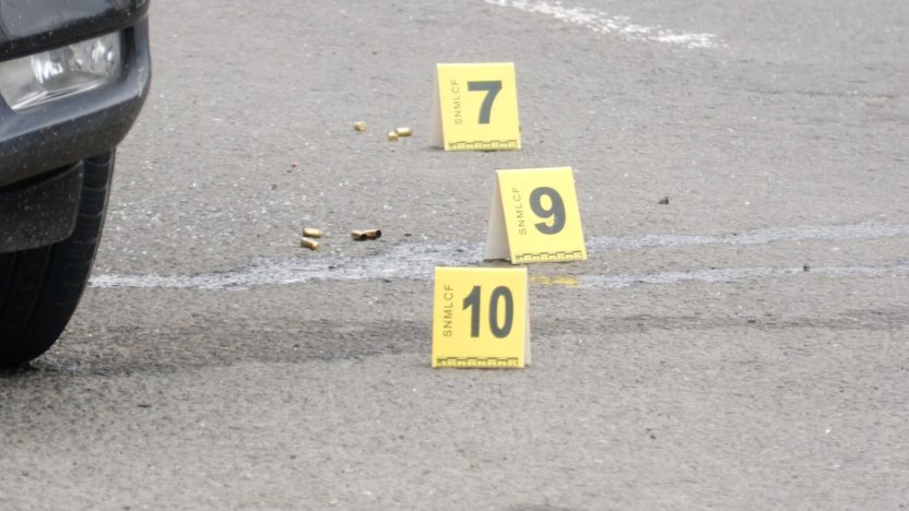 Escena del crimen tras la masacre en San Vicente con presencia de criminalística.