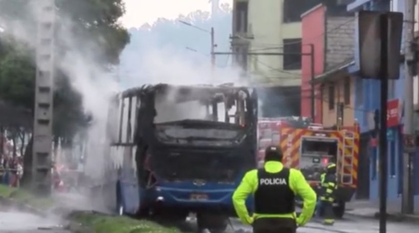 cierre total de la avenida Mariscal Sucre con bus incendiado tras accidente en Quito